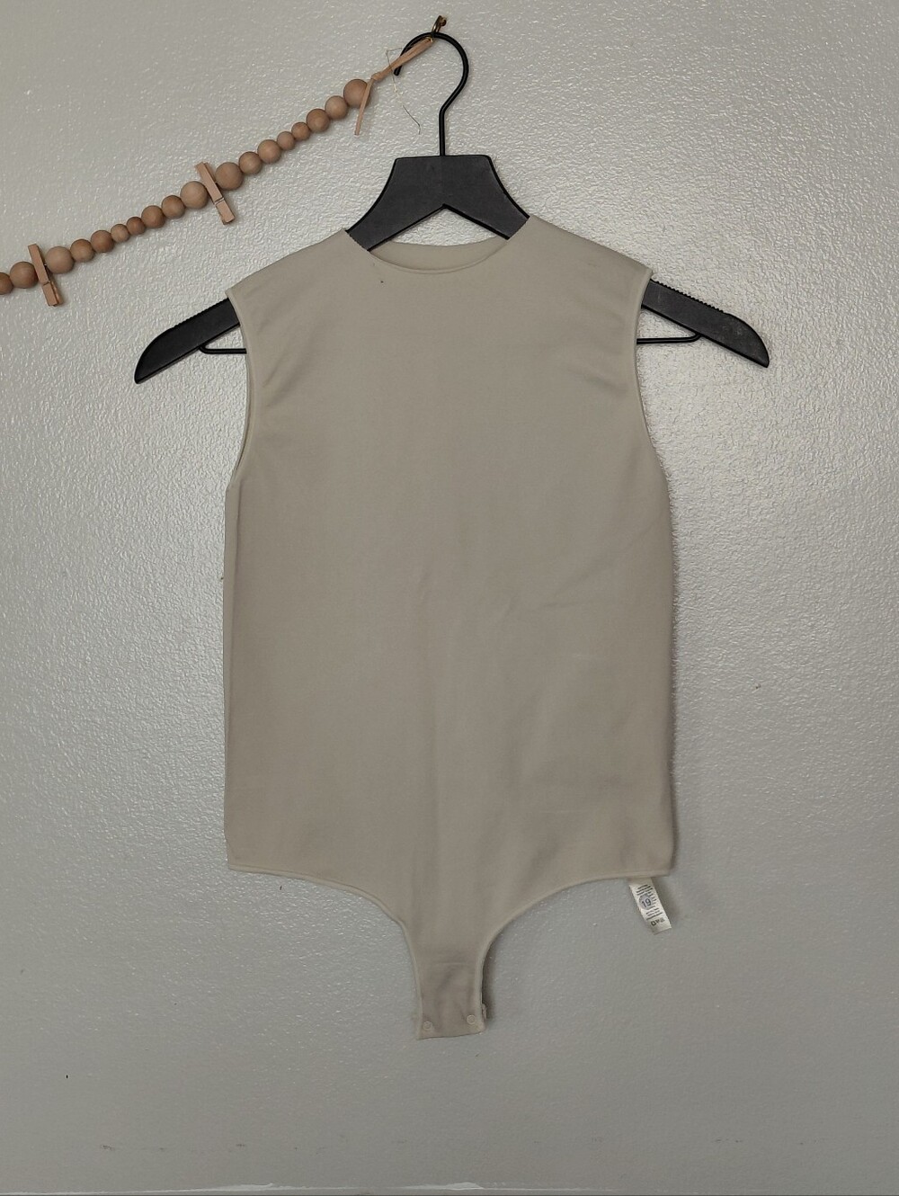 SKIMS Essential Crew Neck Sleeveless Thong Bodysuit Beige Nude XXS/XS